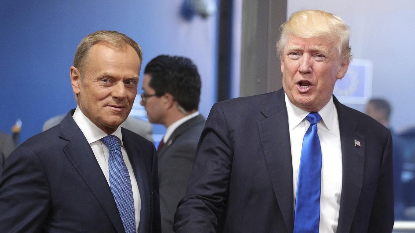 Sju år har gått sedan EU:s dåvarande rådsordförande Donald Tusk tog emot USA:s dåvarande president Donald Trump i Bryssel 2017. Nu möts de snart igen. Foto: Olivier Matthys/AP/TT