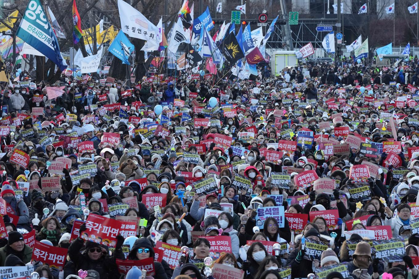 Demonstranter samlades den 28 december och krävde att Yoon Suk-Yeol skulle avgå som president. Foto: Lee Jin-man/AP/TT