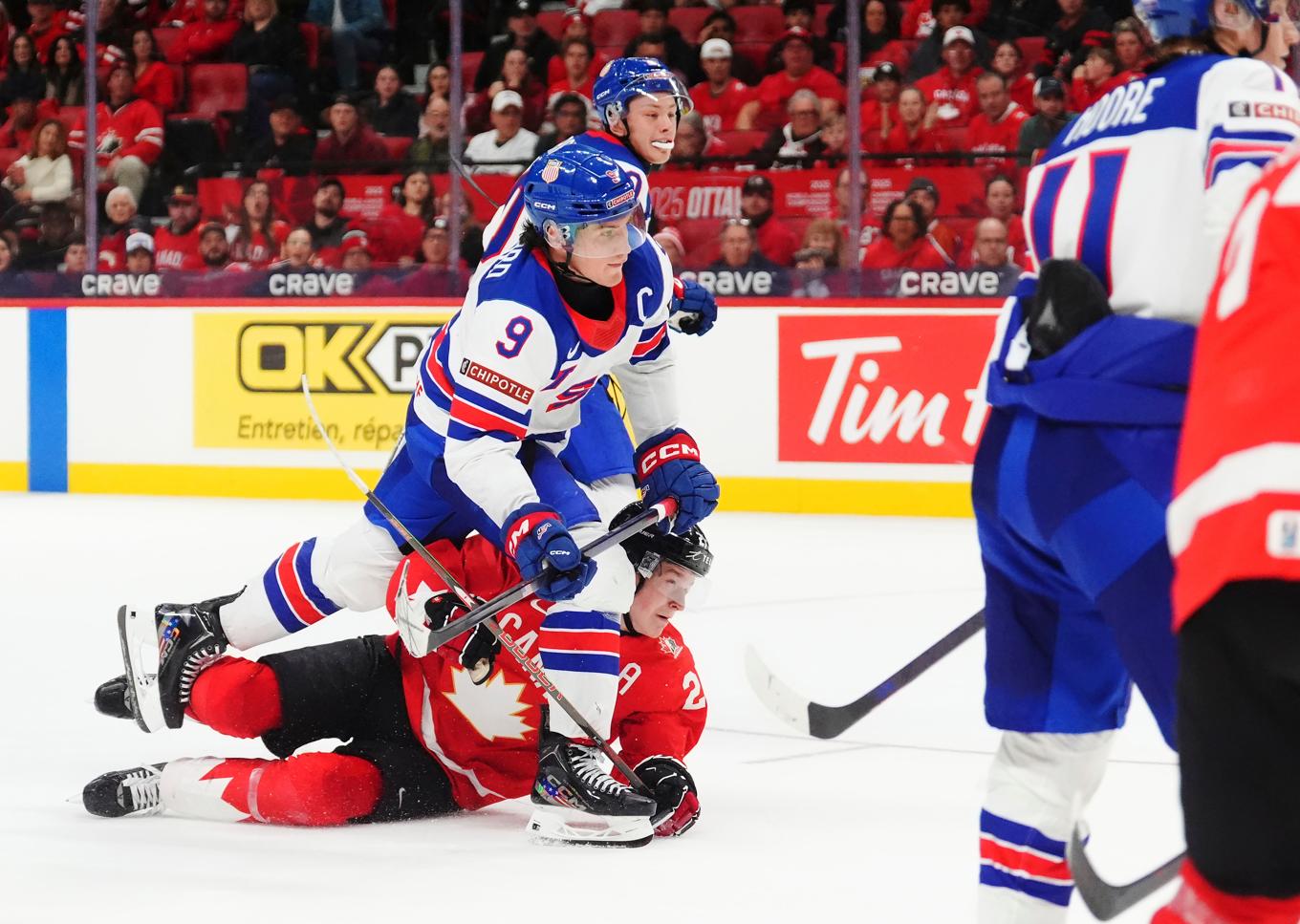 USA, med bland andra Ryan Leonard, körde över ett odisciplinerat Kanada i lagens sista gruppspelsmatch i JVM i Kanada. Foto: Sean Kilpatrick/The Canadian Press via AP/TT