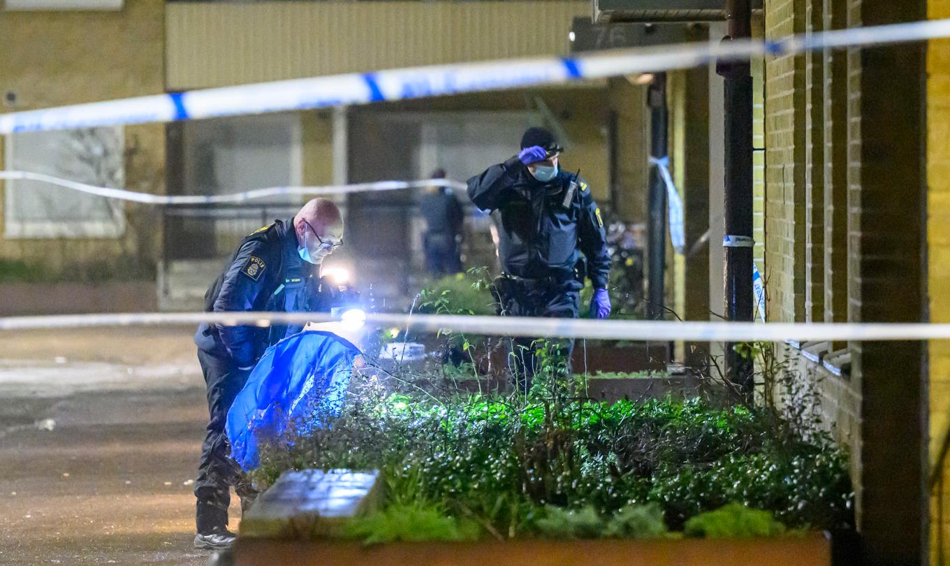 Polis och kriminaltekniker på plats i Rosengård i Malmö efter en skottlossning sent på nyårsafton. Foto: Johan Nilsson/TT