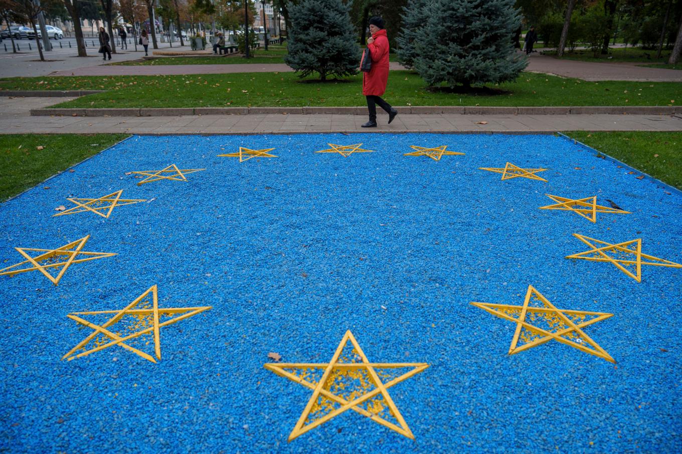 En kvinna går i en park i central Chisinau. Moldavien är kandidatland till EU. Bilden togs i oktober. Foto: Vadim Ghirda/AP/TT