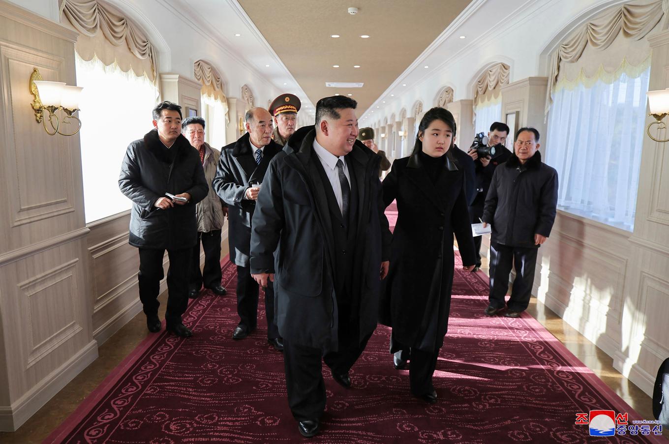 Kim Jong Un med dotter inspekterar hotell och andra anläggningar som nyligen blivit klara i Myongsasimni, östra Nordkorea. Bilden har distribuerats av Nordkoreas regering. Foto: KCNA/Korea News Service via AP/TT