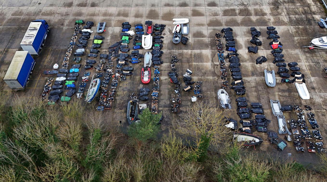 Rader av migrantbåtar i Dover i södra Storbritannien. Foto: Gareth Fuller/AP/TT