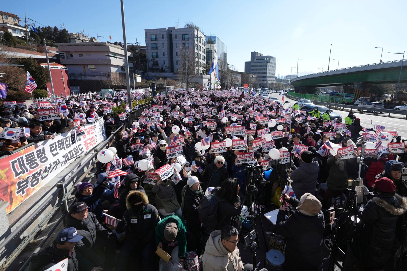 Anhängare till avstängde presidenten Yoon Suk-Yeol deltar i en protest i Seoul på nyårsafton. Foto: Lee Jin-Man/AP/TT