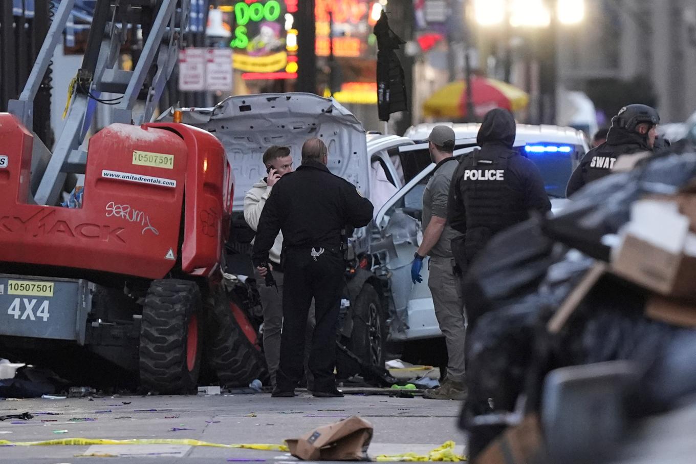 Räddningstjänsten på Bourbon Street efter att ett fordon kört in i folkmassan. Foto: Gerald Herbert/AP/TT