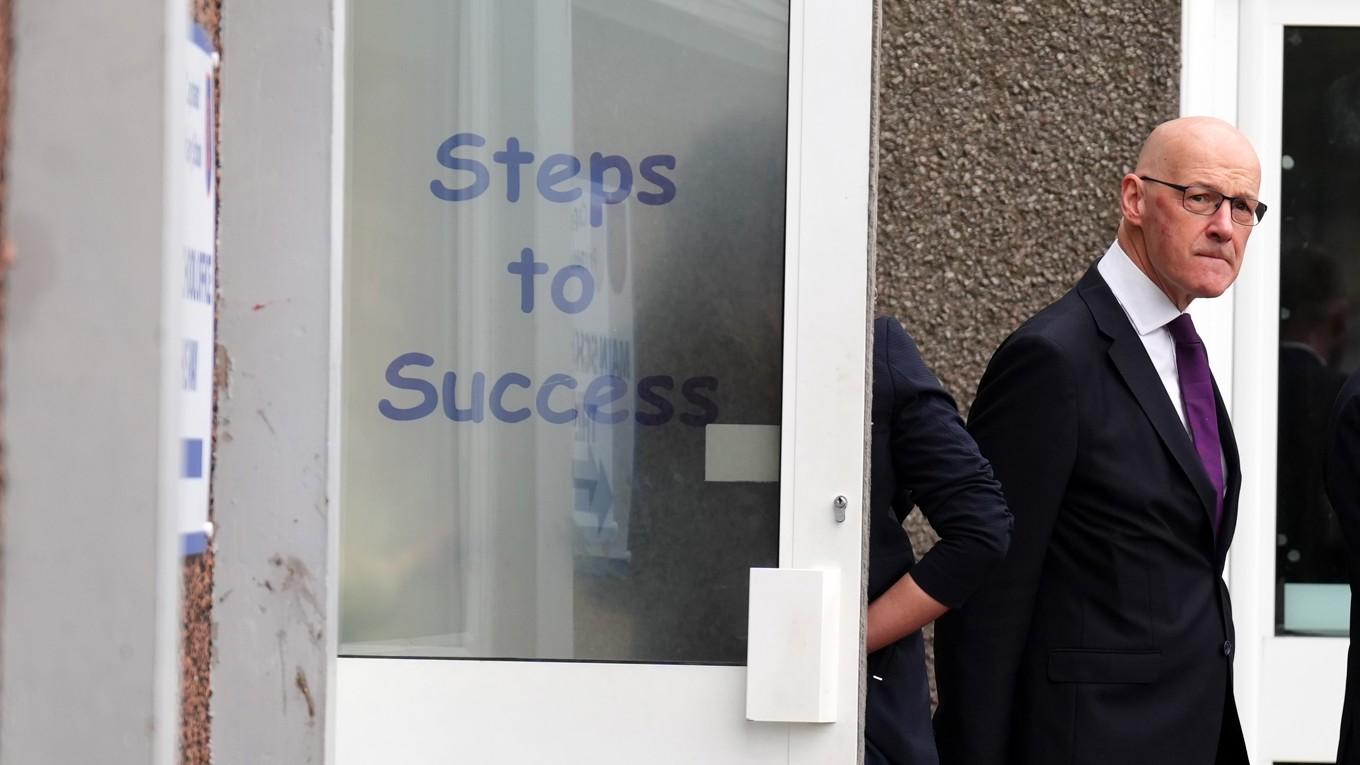 Försteminister John Swinney besöker en förskola i Kirkcaldy för att diskutera barnfattigdom. Kirkcaldy är en av Skottlands mest utsatta städer, enligt landets fattigdomsindex. Foto: Andrew Milligan - Pool/Getty Images