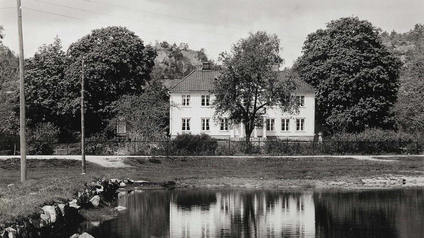 Nørholm inköptes 1918 och förvaltas i dag av Knut Hamsuns barnbarn Victoria Hamsun i samarbete med Nørholmsstiftelsen. Foto: Public Domain