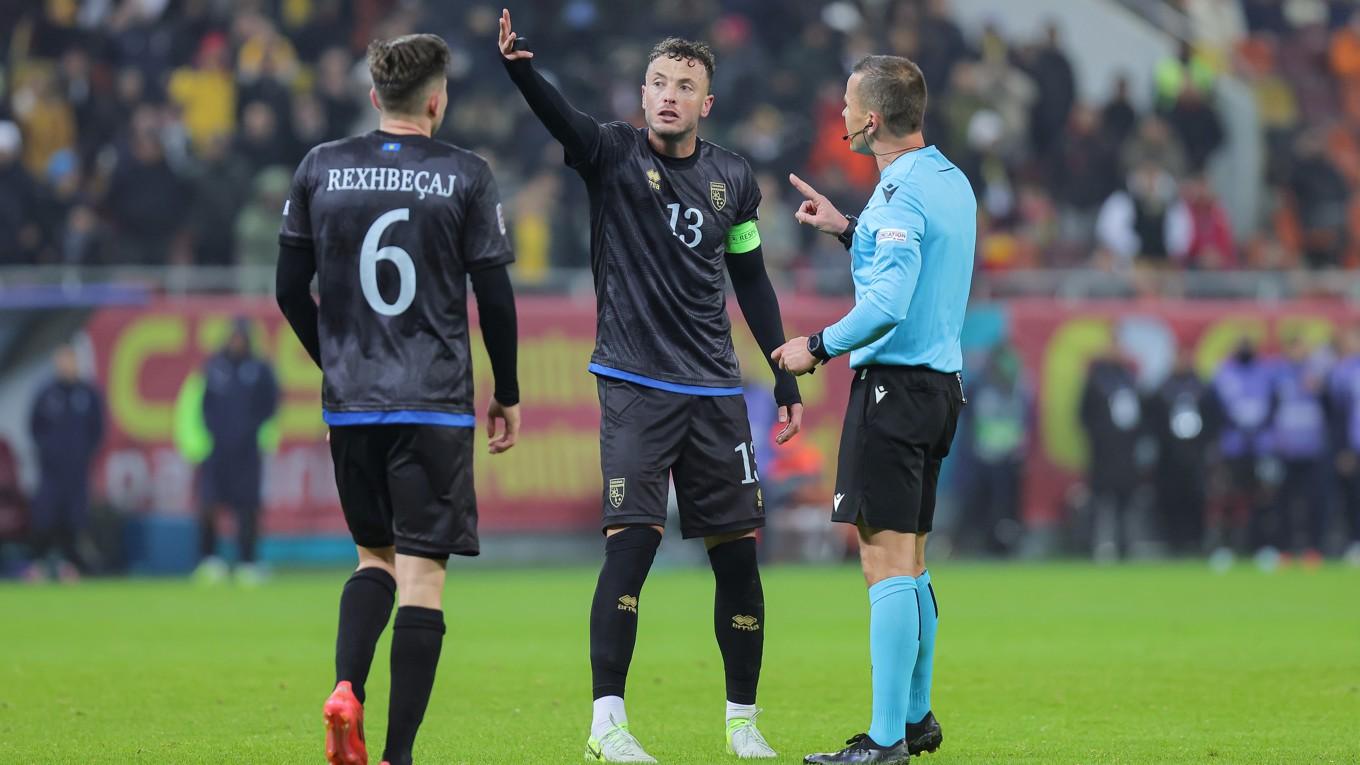 Här brister det för Kosovo, som i höstens Nations League-match i Bukarest fått nog av publikens rasistiska ramsor. Foto: Vasile Mihaj-Antonio/Getty Images