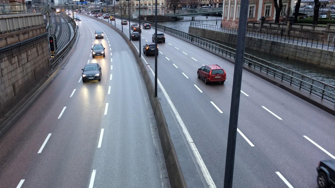 Många bilister runt om i Sverige åker fast för rattsurfning. Foto: Tony Lingefors