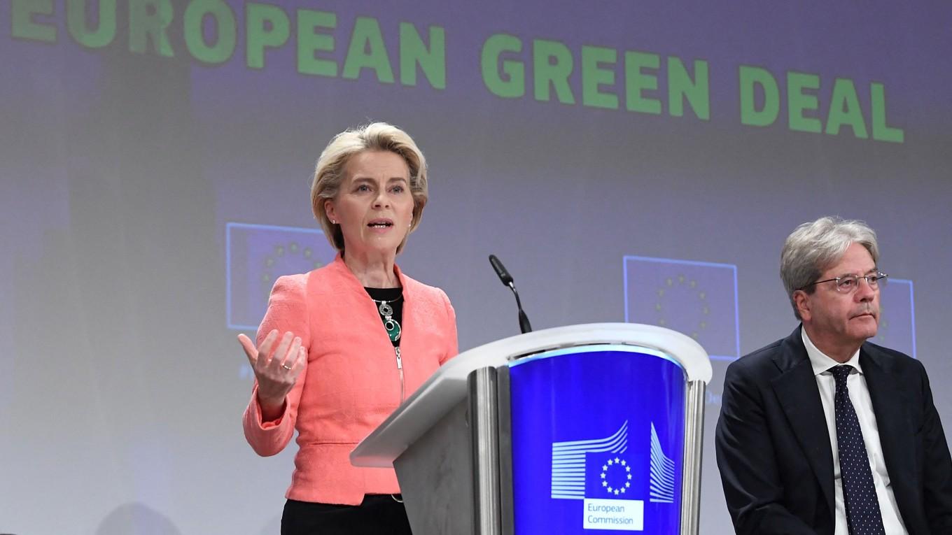 Ursula von der Leyen (L) and EU commissioner for Economy Paolo Gentiloni (R). Foto: John Thys/AFP via Getty Images