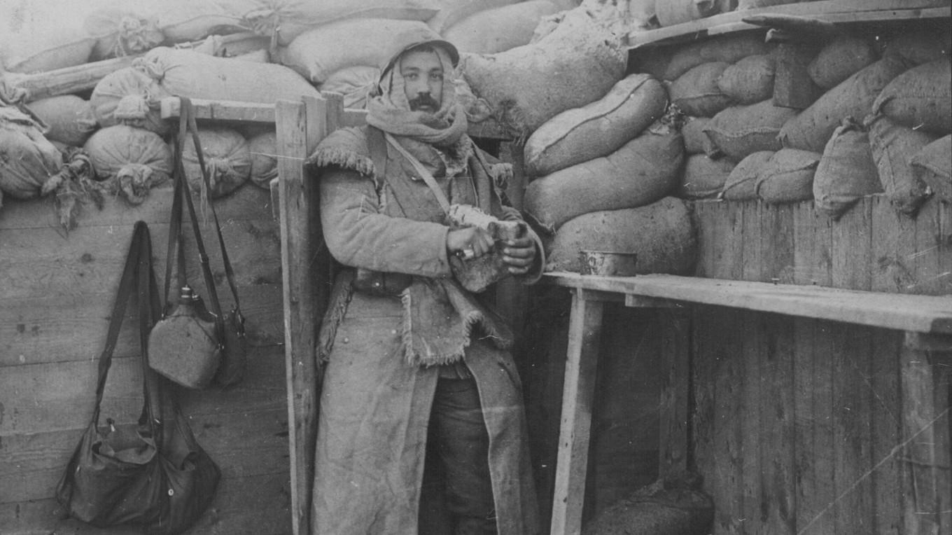 1917: En fransk soldat försöker hålla sig varm i en skyttegrav under första världskriget. De dagliga vinransonerna visar hur viktigt vinet anses vara för fransoserna.
Foto: Archive Photos/Getty Images