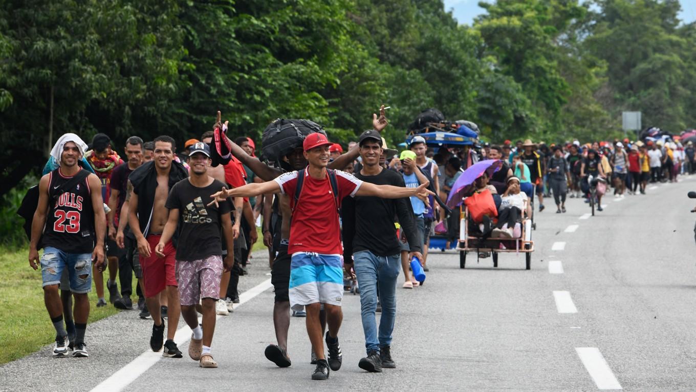 Migranter av olika nationaliteter i Huixtla i mexikanska delstaten Chiapas är på väg mot USA:s södra gräns den 21 november. Foto: Isaac Guzman/AFP via Getty Images