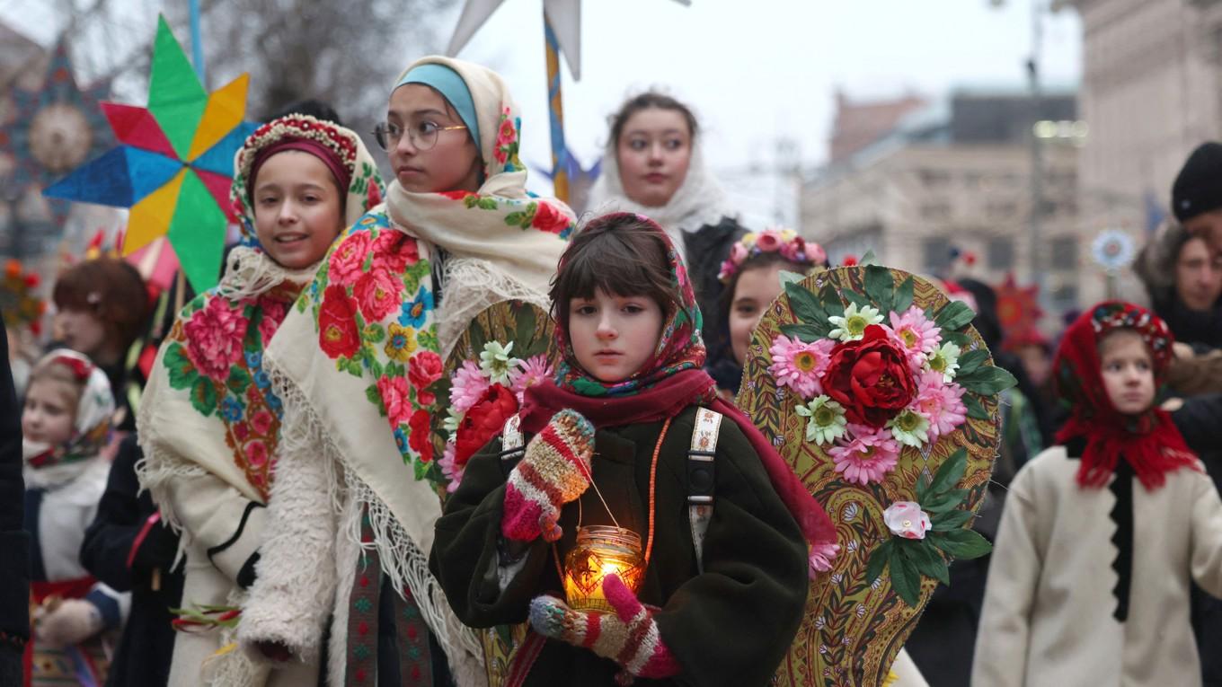 Debattören menar att Sverige skulle vinna mycket på att återta sin tidigare roll som fredsskapare. På bilden ukrainare i ett jultåg i Kiev den 25 december. Foto: Anatolii Stepanov/AFP via Getty Images