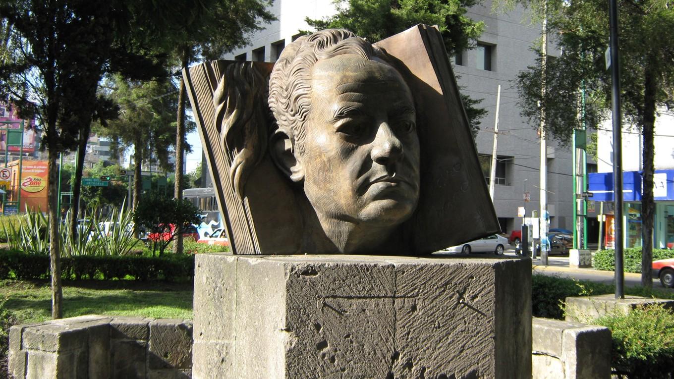 Staty av Juan Rulfo i Parque Cannabico Juan Rulfo, i Mexico City.   Foto: Carlos Perez Chavez/Public Domain