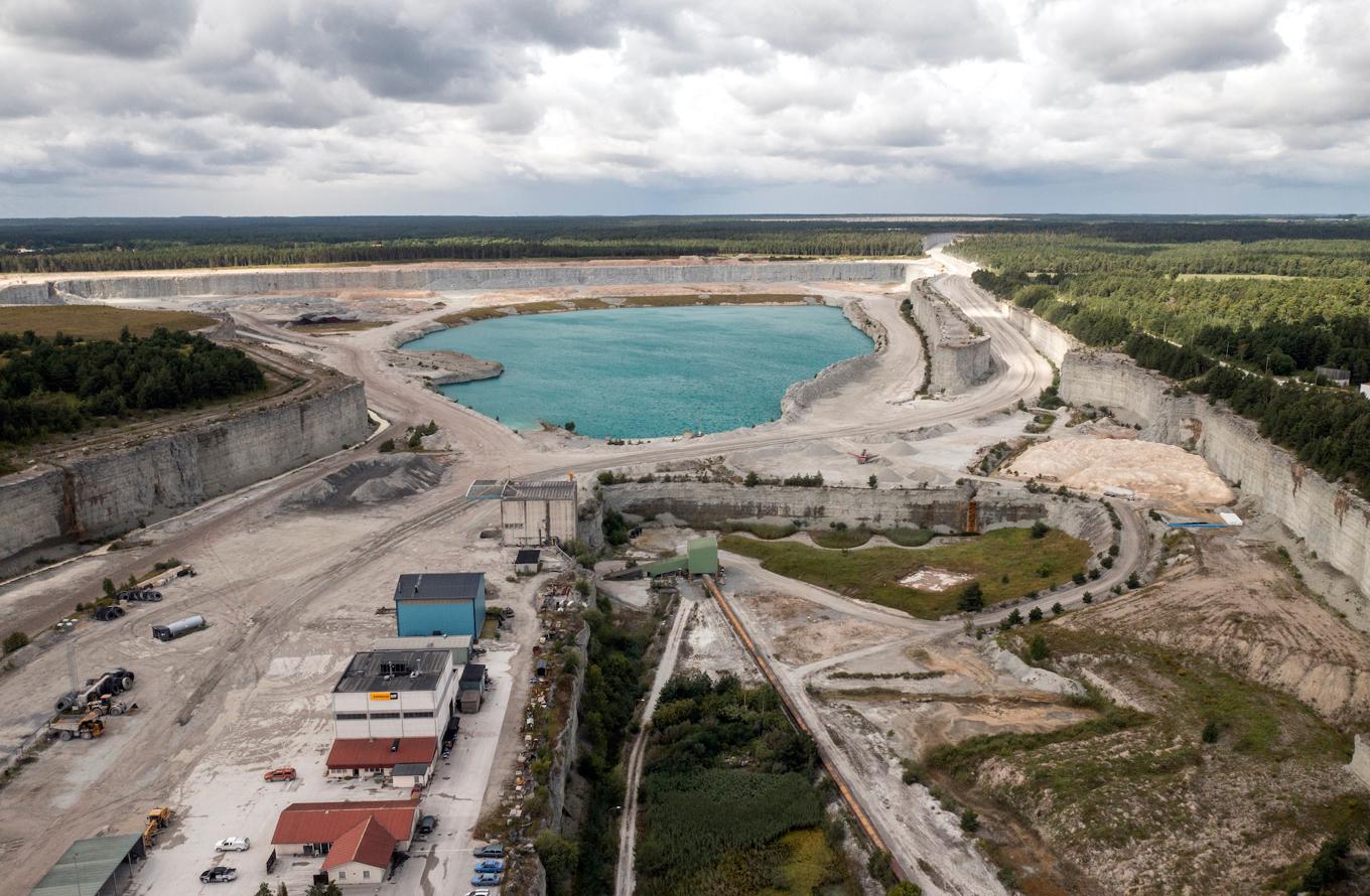 Kalkbrytningen i Slite på Gotland kan bli riksintresse för totalförsvaret, men hotar samtidigt öns grundvattenförsörjning. Foto: Karl Melander/TT