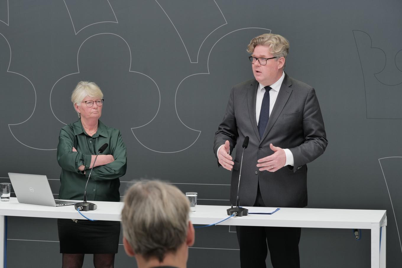 Gunnar Strömmer (M), justitieminister och Cathrine Lilja Hansson, utredare. Foto: Carl S:t Clair Renard