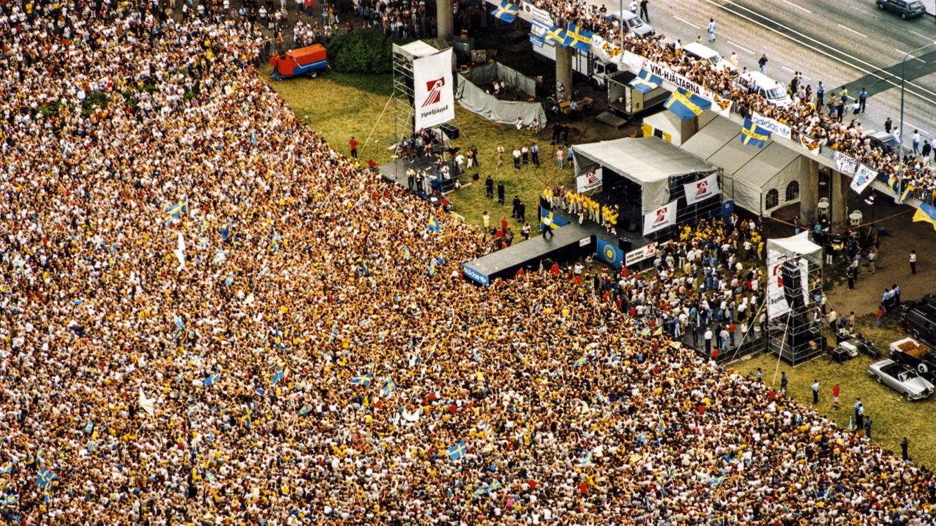 Rålambshovsparken i Stockholm den 18 juli 1994. Hela svenska folket stod med öppna armar när VM-hjältarna kom hem. Foto: Roger Vikström/TT