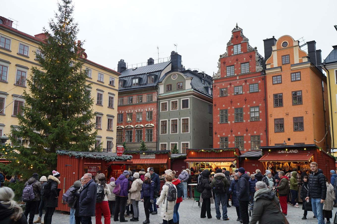 Mellan den 23 november och den 23 december lockas mängder av besökare till Stockholms äldsta torg. Foto: Eva Sagerfors