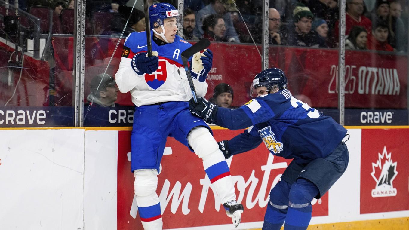 Slovakiens Juraj Pekarcik, till vänster, och Finlands Arttu Tuhkala tampas i kvartsfinalen i junior-VM, en match som Finland vann med 5–3. Foto: Spencer Colby/AP/TT