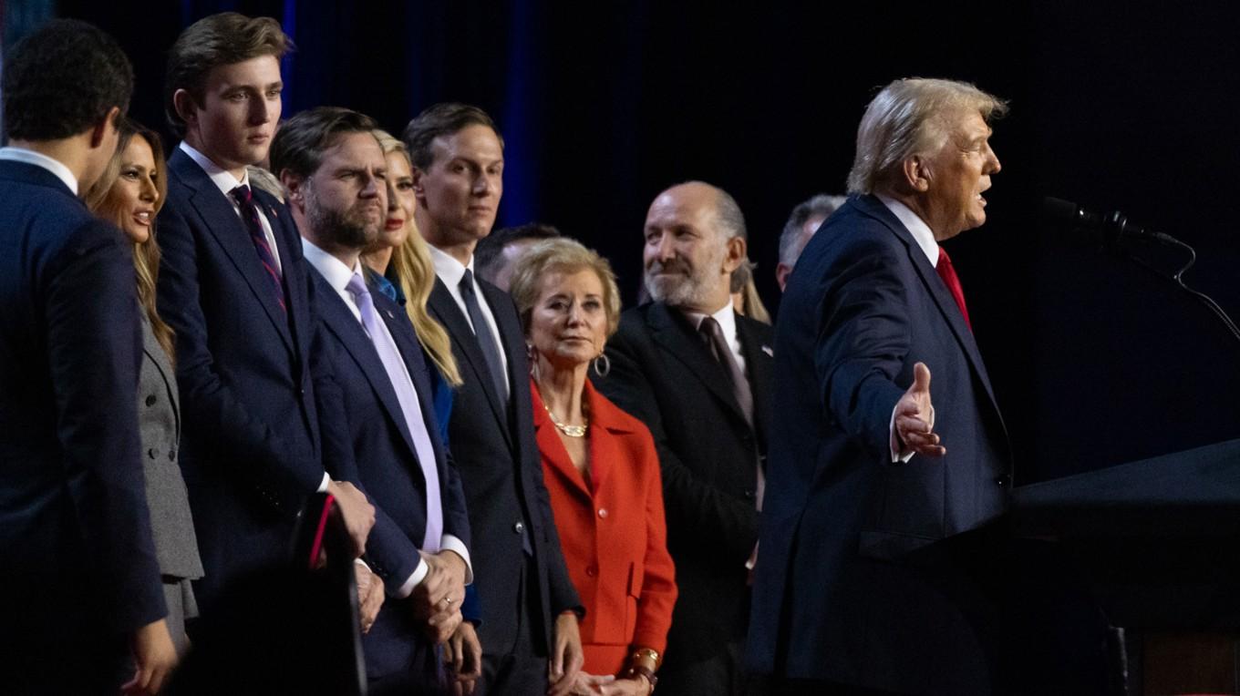 Donald Trump, USA:s nye president, talar efter valsegern, omgiven av familj och medarbetare. Hans återkomst kan ses som ett tecken på en förändrad atmosfär i västvärlden. Foto: John Fredricks