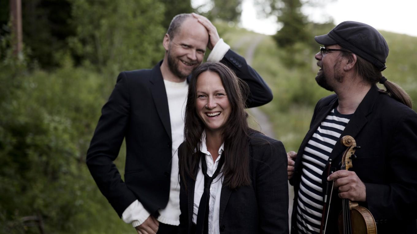 Triakel är en folkmusiktrio som medverkar i konsertserien ”Musikriket”. De framför bland annat svenska folkvisor från till exempel Jämtland och Hälsingland. Foto: Pressbild