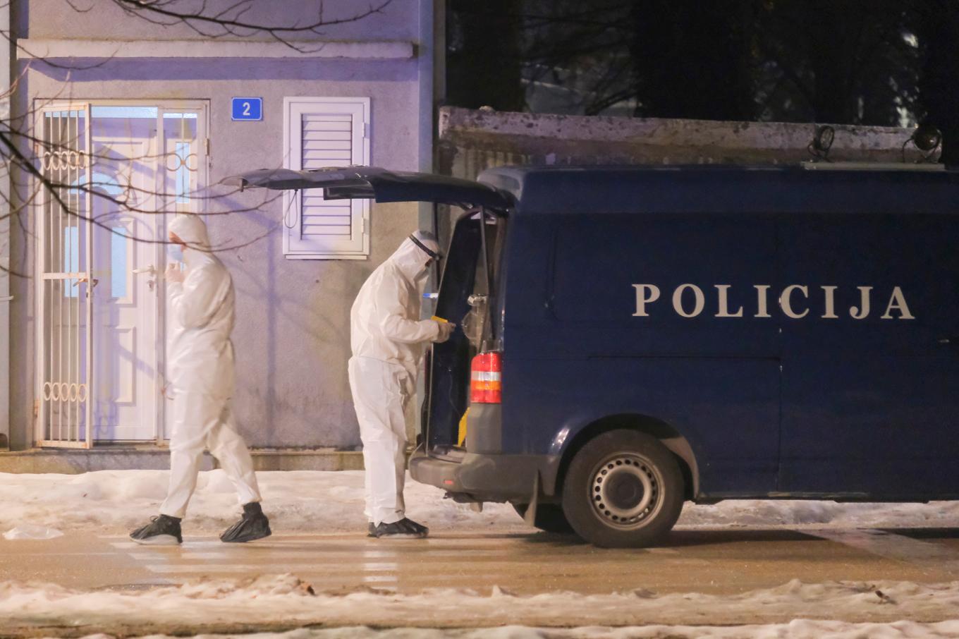 Polisens tekniker undersöker brottsplatsen i Montenegro där skjutningen ägt rum. Foto: Risto Bozovic/AP/TT