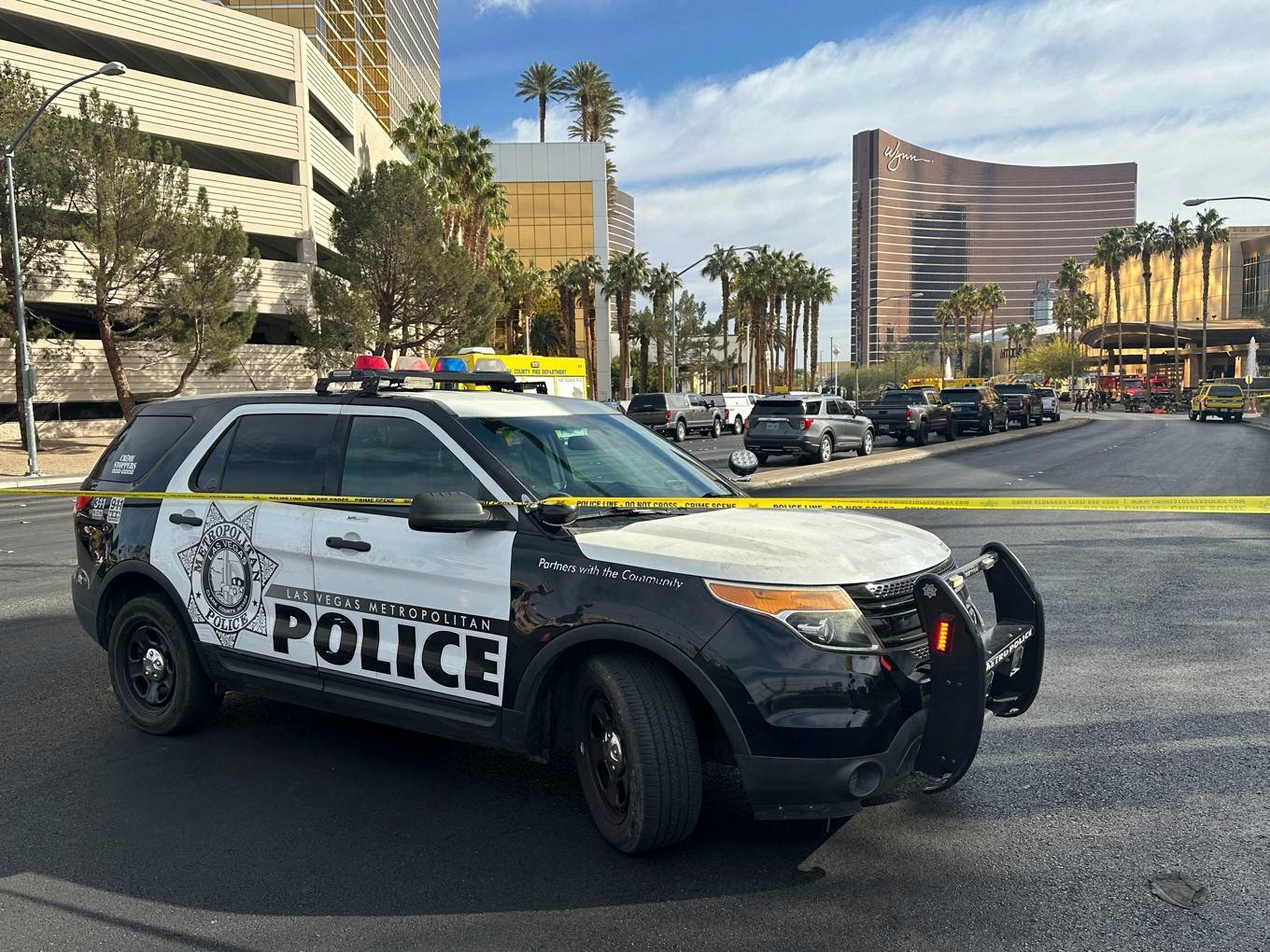 Polisen blockerar infarten till Donalds Trumps hotell i Las Vegas efter bilbranden. Foto: Ty ONeil/AP/TT