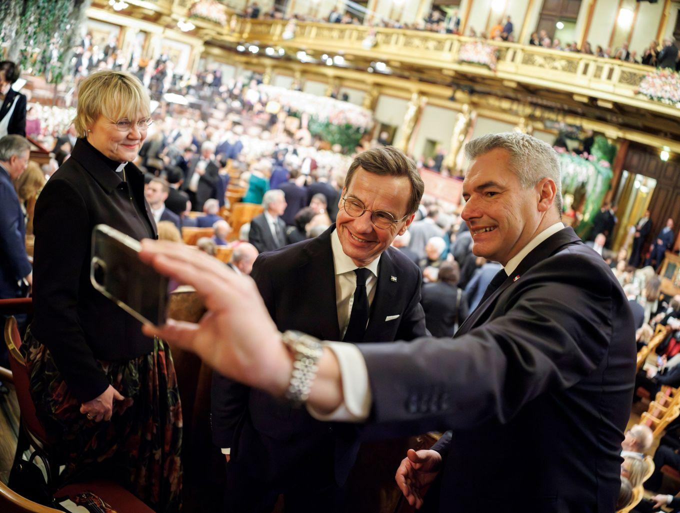 Sveriges statsminister Ulf Kristersson och Österrikes förbundskansler Karl Nehammer vid en nyårskonsert i Wien på onsdagen. Foto: Andy Wenzel/BKA/TT