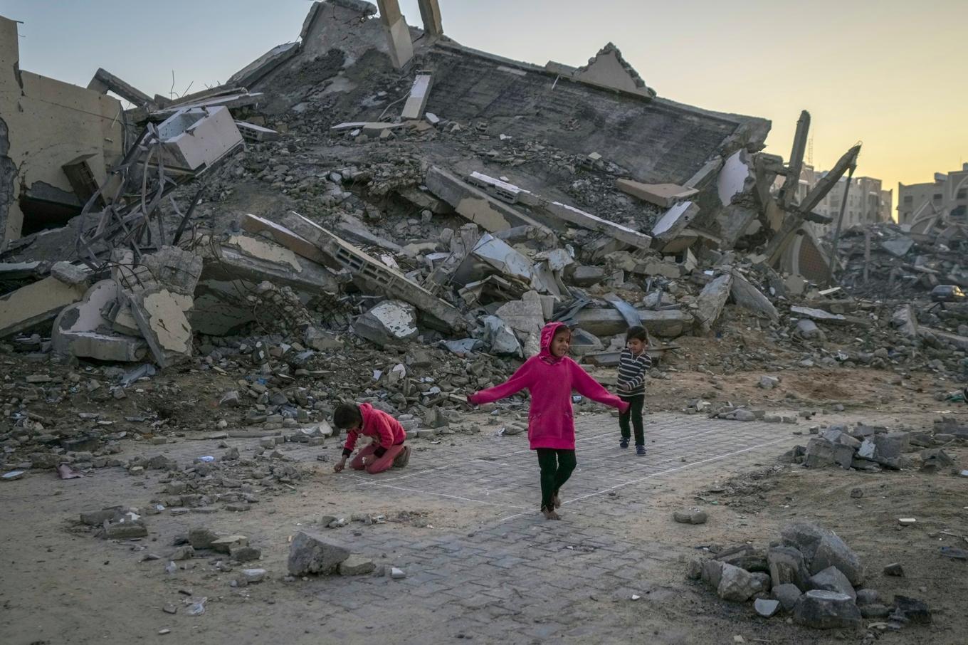 Palestinska barn leker i bråten vid ett utbombat hus i Khan Yunis. Bild från nyårsdagen. Foto: Abd al-Karim Hana/AP/TT