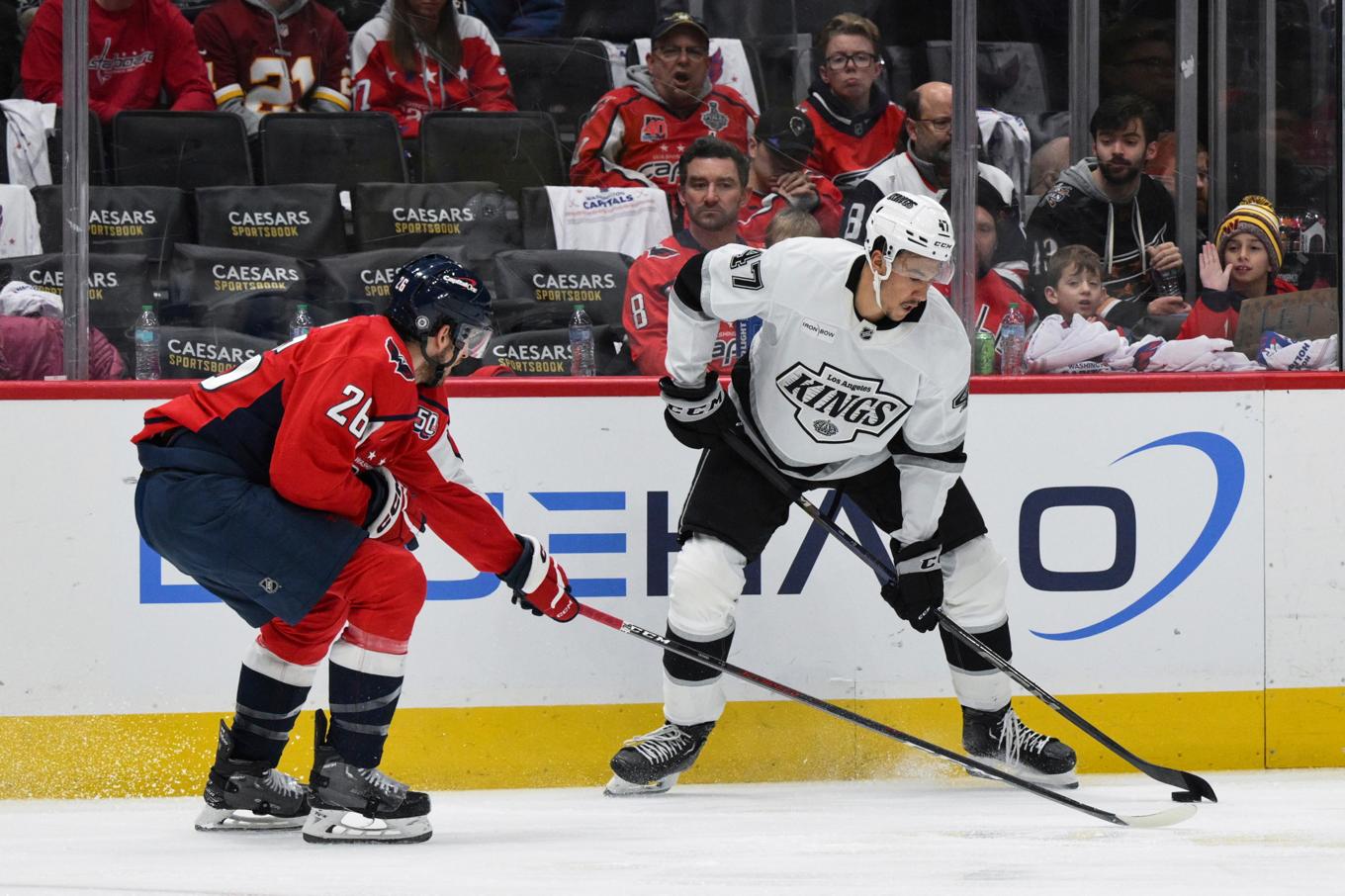 Los Angeles svenske forward Andre Lee, till vänster, gjorde sitt första NHL-mål i matchen mot New Jersey. Arkivbild. Foto: Terrance Williams/AP/TT