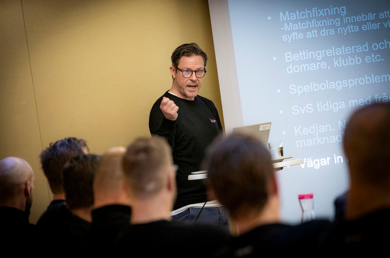 Andreas Arver, Integrity Officer på Svenska Spel, föreläser för ishockeydomare om matchfixning. Foto: Pontus Lundahl/TT