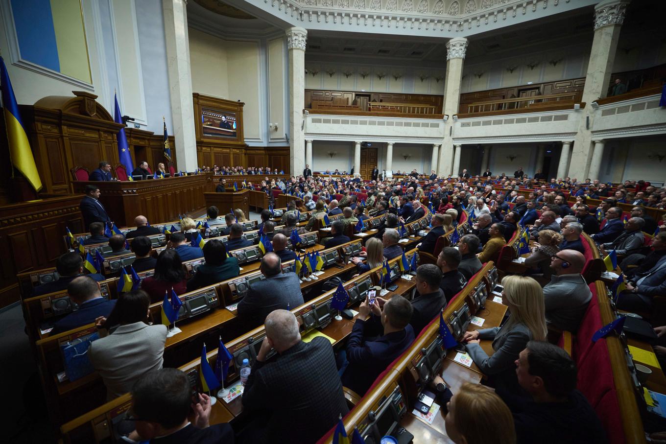 På bilden talar president Volodymyr Zelenskyj inför landets parlament, Verkhovna Rada, den 19 november i fjol. Foto: Ukrainas presidentkansli/AP/TT