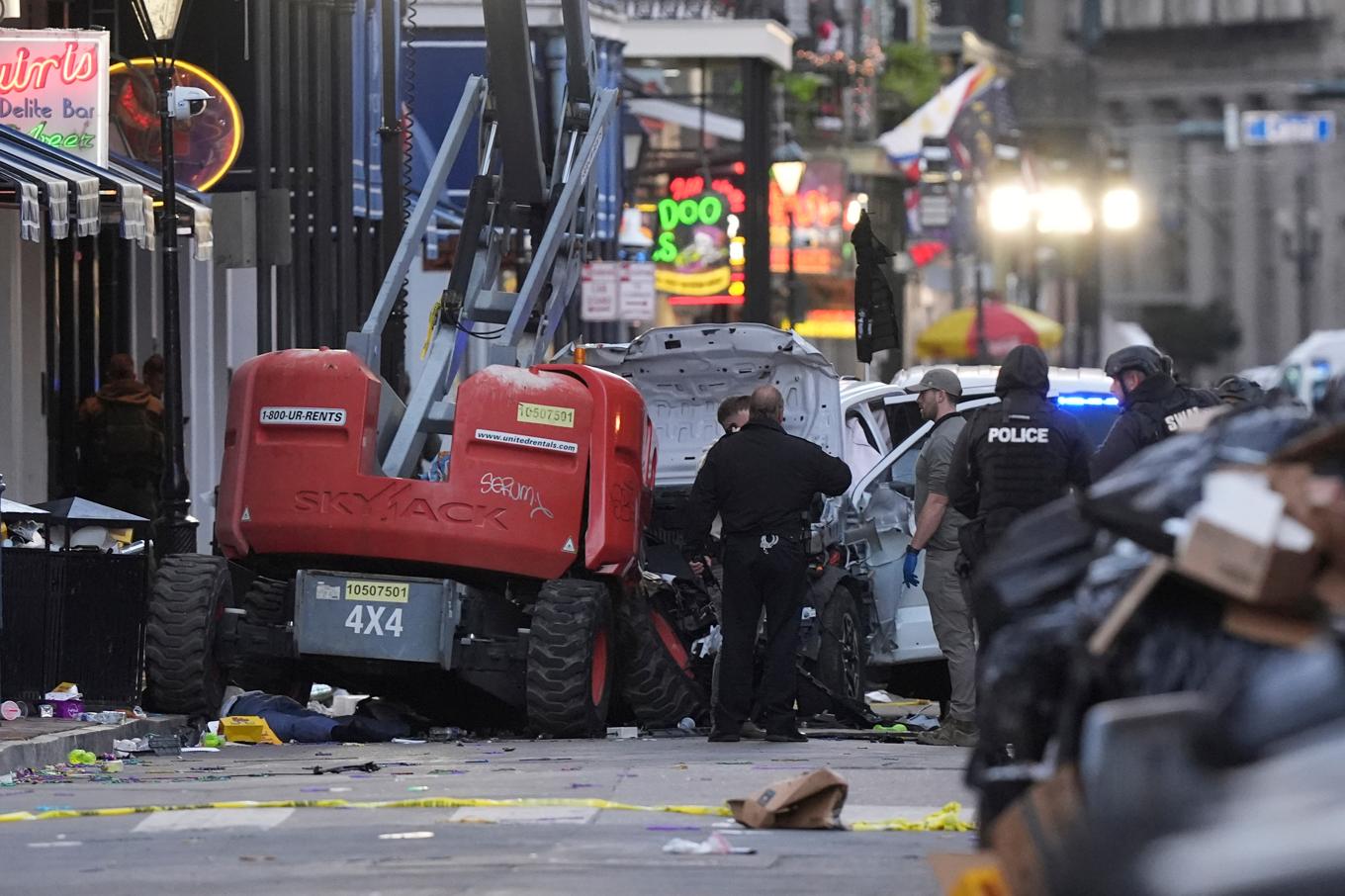 Räddningstjänsten på plats vid brottsplatse där en bil körde in i en folkmassa i New Orleans. Foto: Gerald Herbert/AP/TT