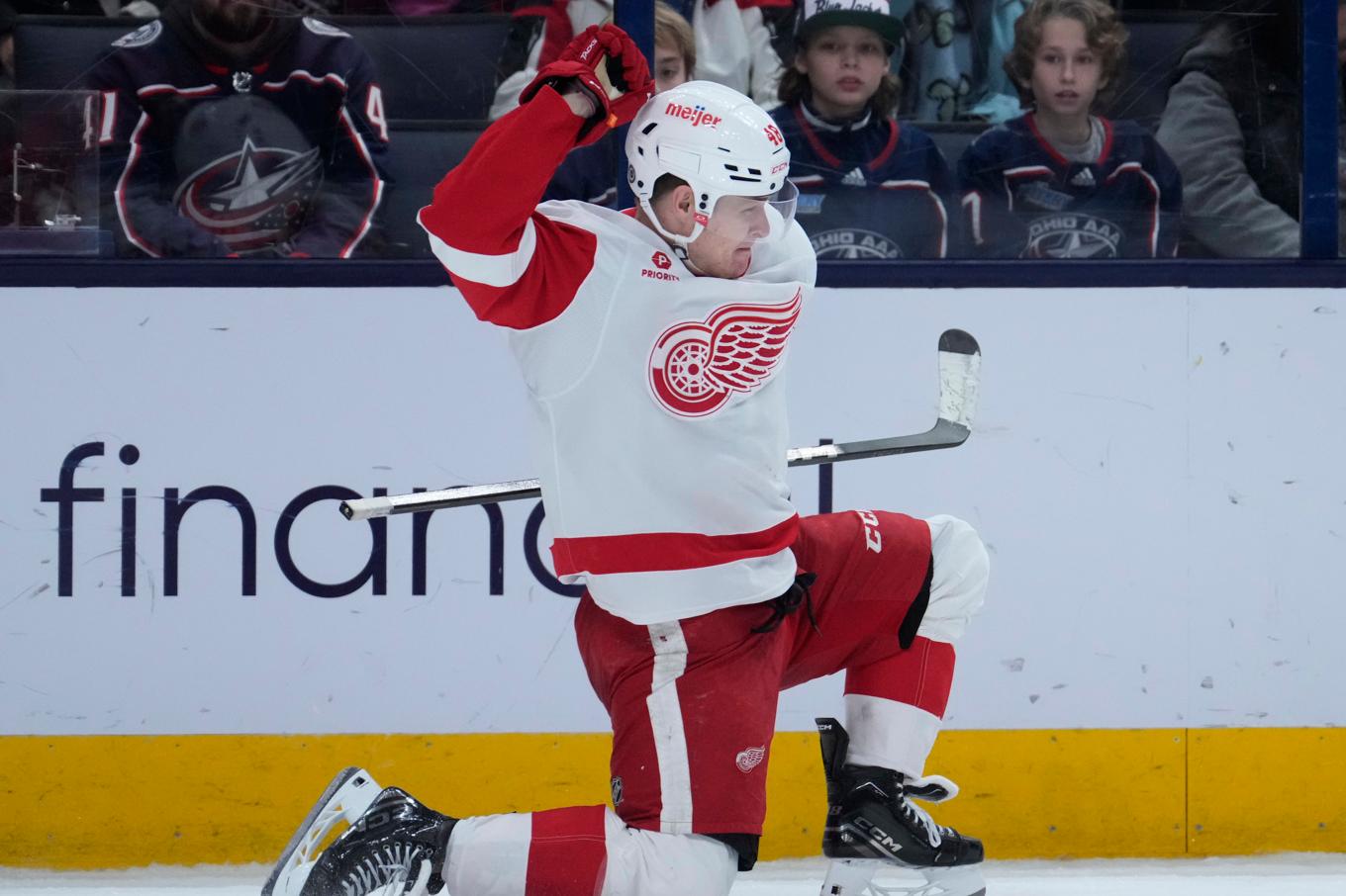 Detroits svenske anfallare Jonatan Berggren firar sitt vinnarmål mot Columbus. Foto: Sue Ogrocki/AP/TT