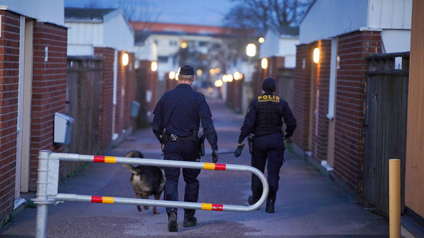 Polis på plats efter mordet på 16-åringen i Navestad i Norrköping den 14 april 2024. Foto: Niklas Luks/TT