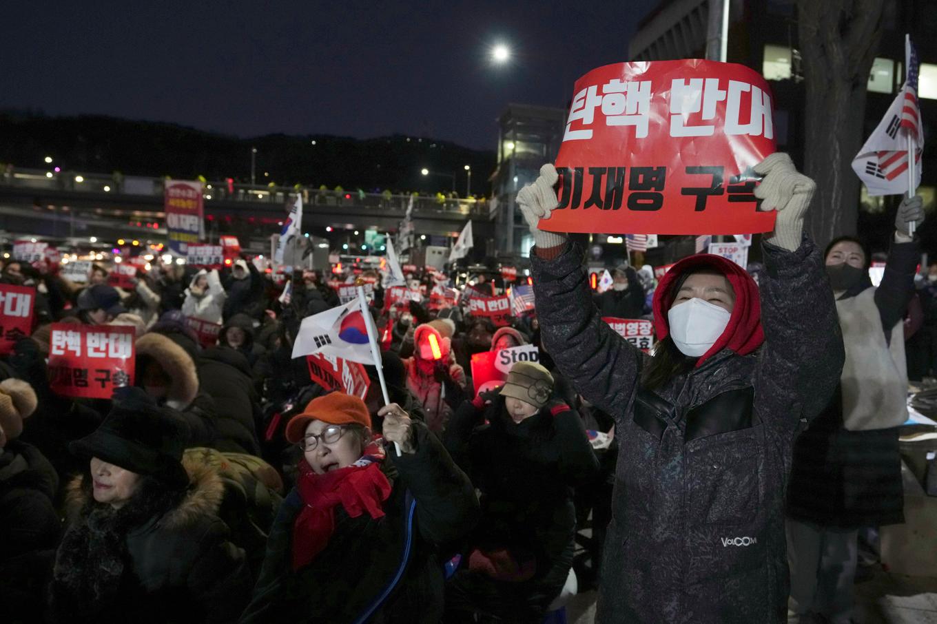 Anhängare till den avstängde presidenten Yoon Suk-Yeol samlades utanför hans bostad i samband med att polis försökte gripa honom. Foto: Lee Jin-man/AP/TT