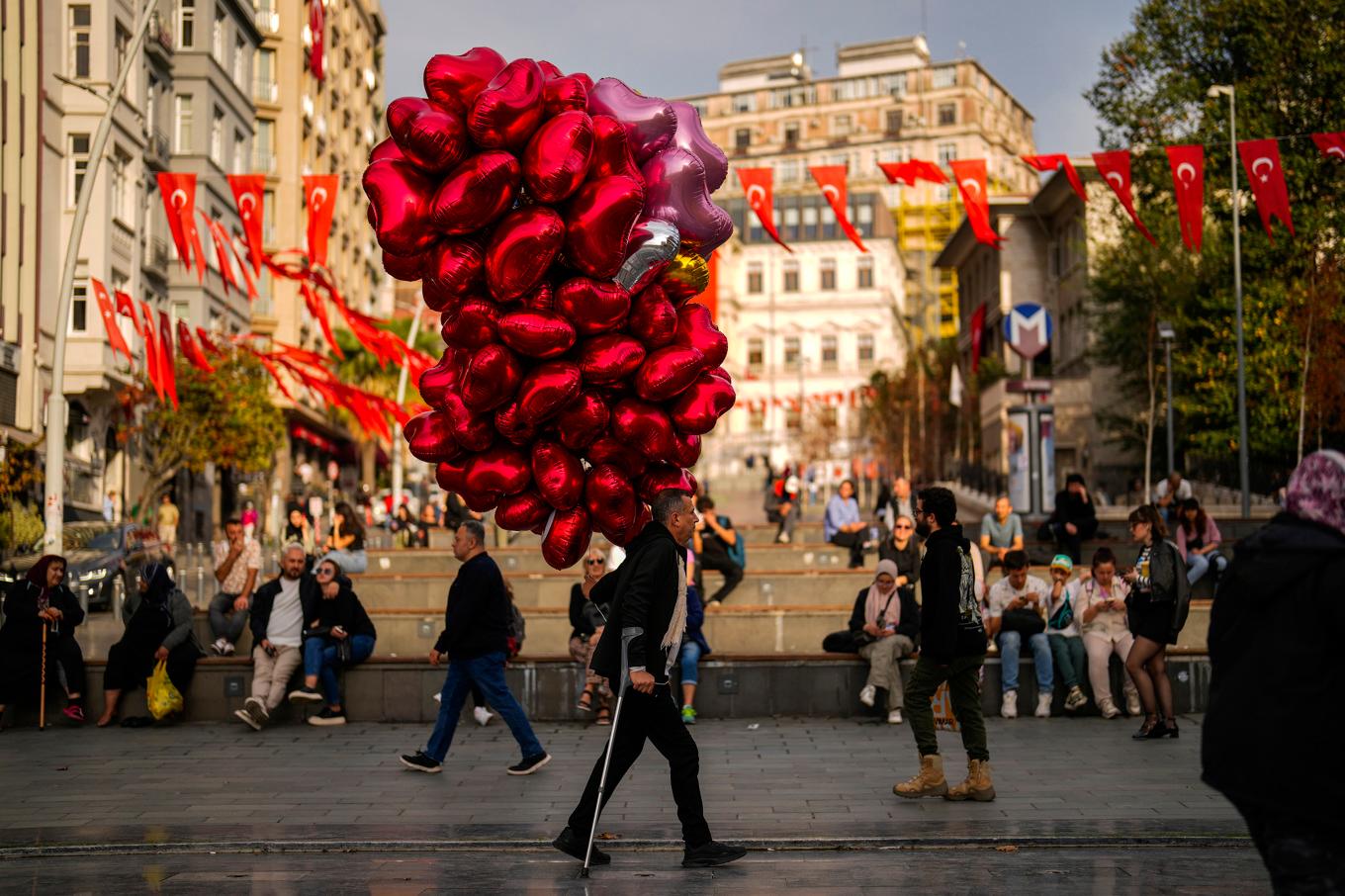 Gatuförsäljare i Istanbul som säljer ballonger. Arkivbild. Foto: Francisco Seco/AP/TT