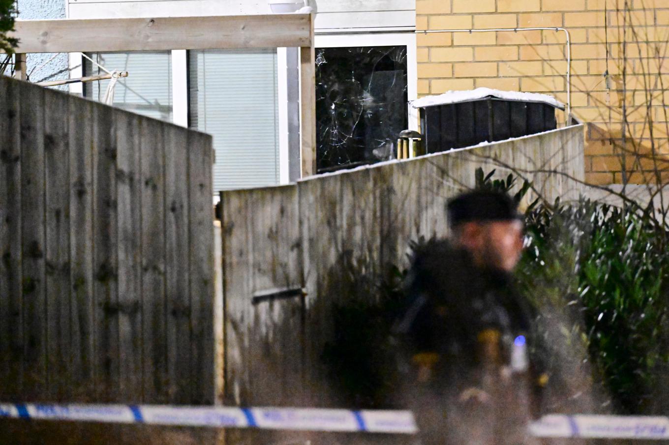 Polis och räddningstjänst på plats vid ett bostadshus i Kortedala där någonting har detonerat på en altan under lördagskvällen. Foto: Björn Larsson Rosvall/TT