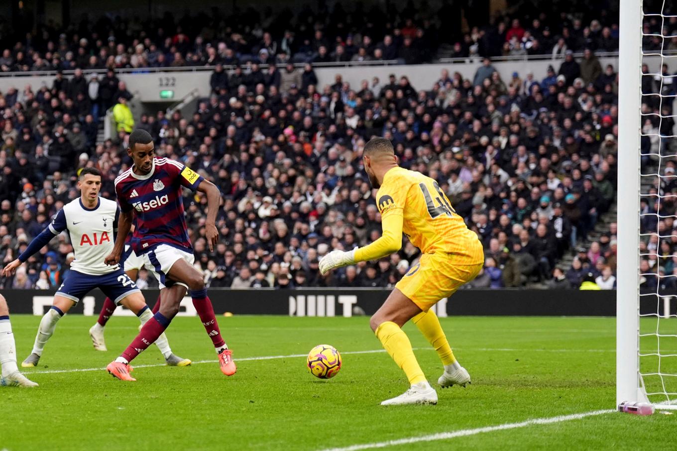 Alexander Isak gjorde mål för sjunde matchen i rad när han överlistade Tottenhams målvakt Brandon Austin. Foto: John Walton/AP/TT