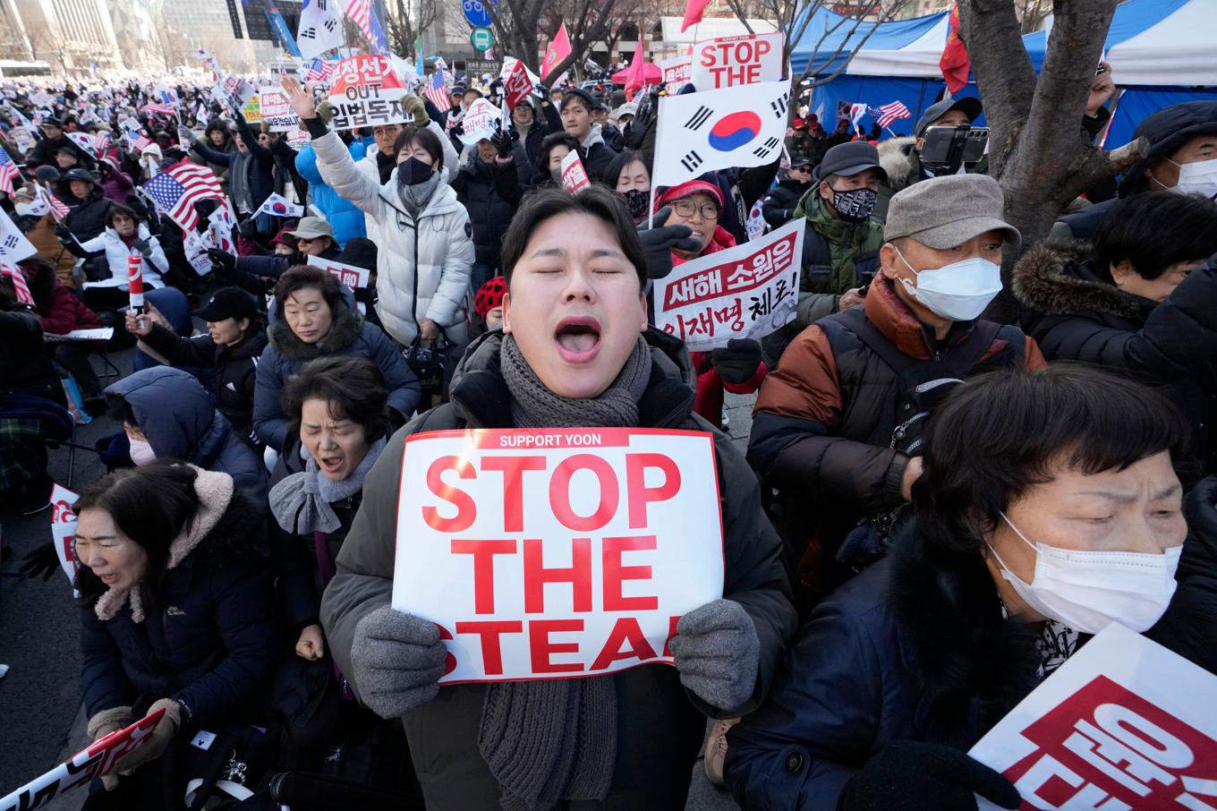 Anhängare till Sydkoreas avstängde president Yoon Suk-Yeol demonstrerar i Seoul. Foto: Ahn Young-Joon/AP/TT