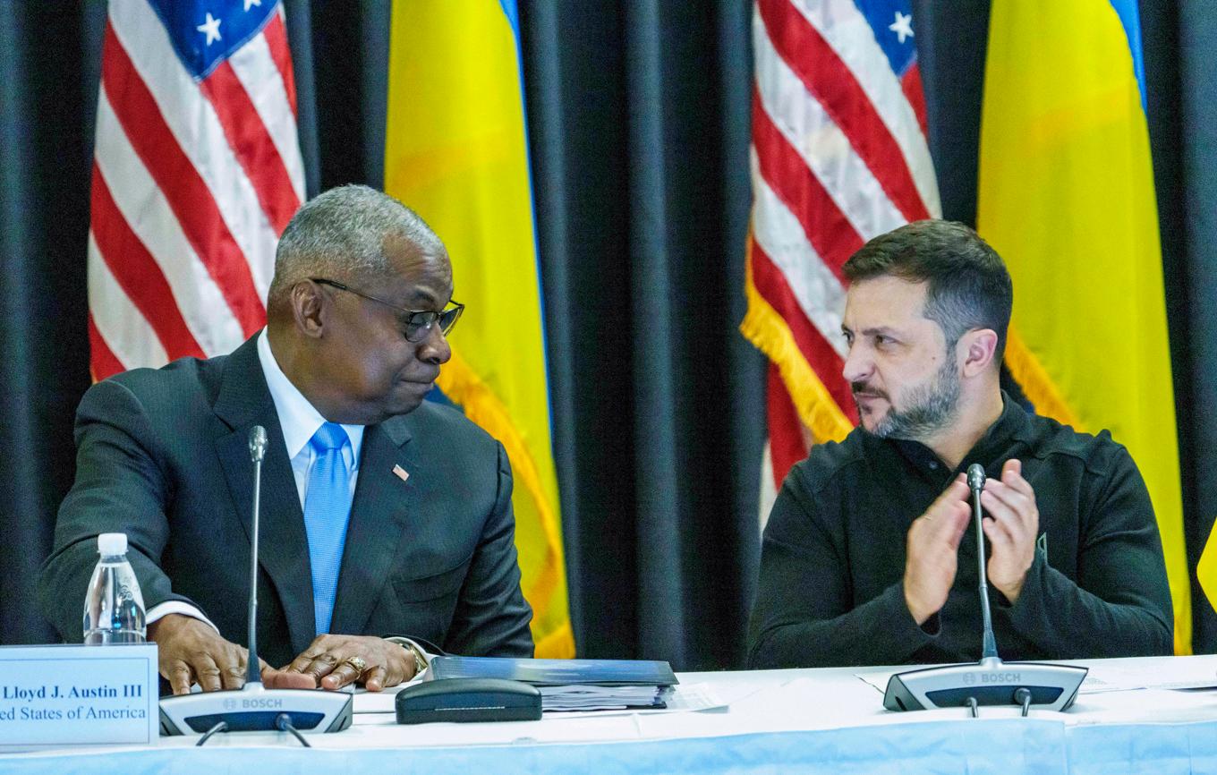 Försvarsminister Lloyd Austin (vänster) och Ukrainas president Volodymyr Zelenskyj vid ett tidigare möte på flygbasen Ramstein. Arkivbild. Foto: Andreas Arnold/DPA via AP/TT