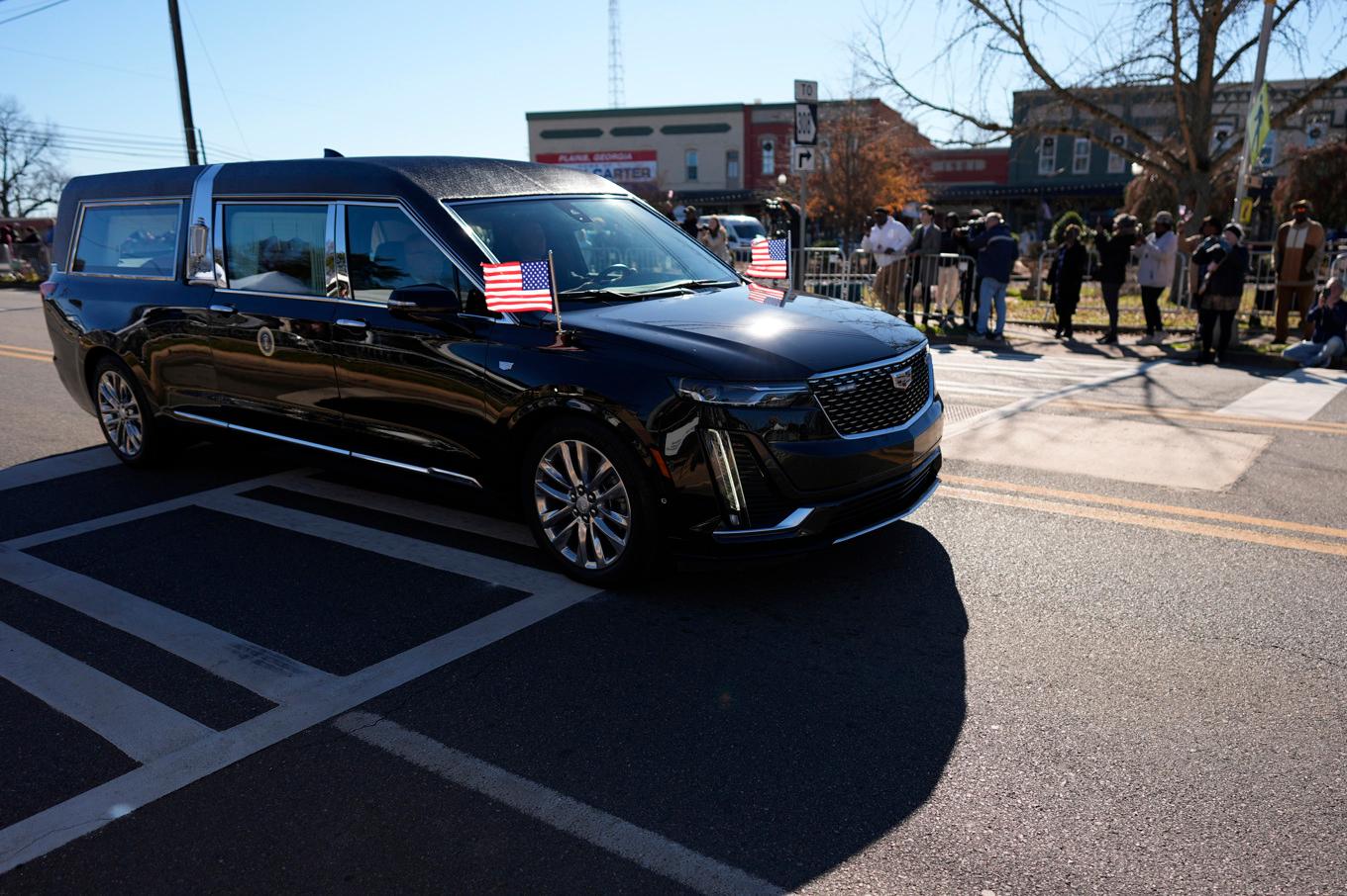 Sista resan för USA:s tidigare president Jimmy Carter har inletts i Plains i delstaten Georgia. Foto: Mike Stewart/AP/TT