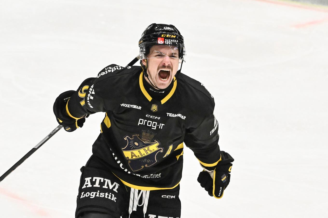 AIK:s Gerry Fitzgerald jublar efter sitt 3-1-mål. Foto: Claudio Bresciani/TT