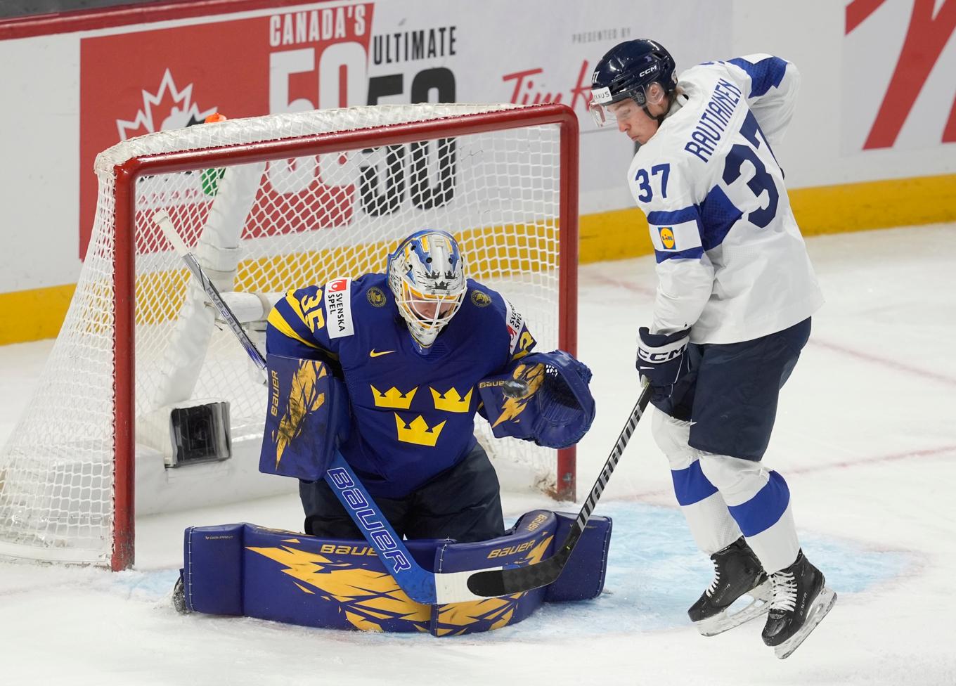 Melker Thelin vaktade det svenska målet. Foto: Adrian Wyld/AP/TT