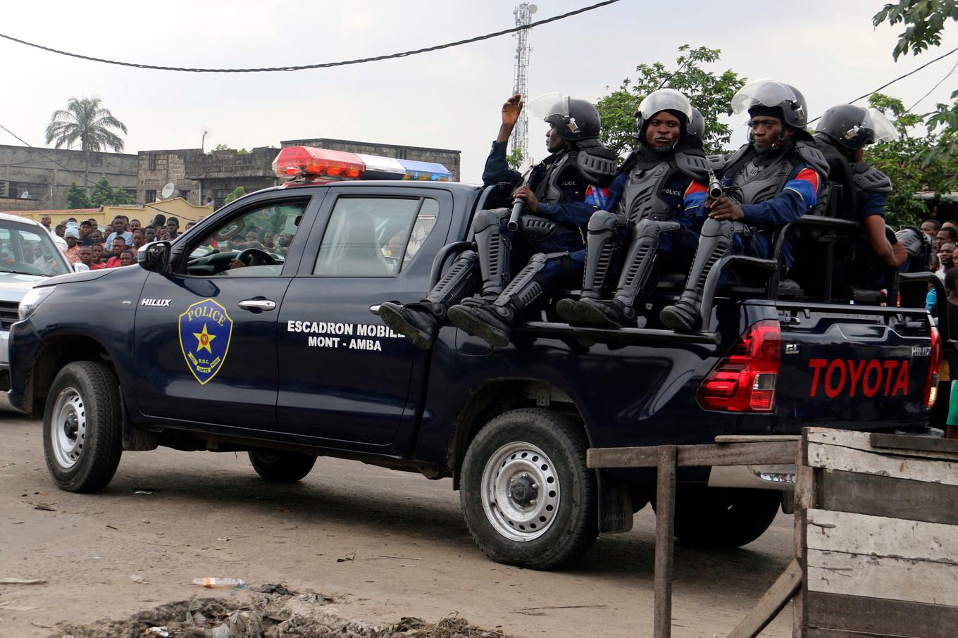 Polis i Kongo-Kinshasa patrullerar huvudstaden Kinshasas gator. Arkivbild. Foto: John Bompengo/AP/TT