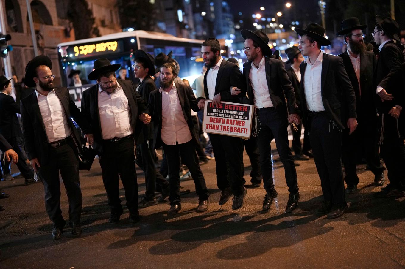 Ultraortodoxa män protesterar mot att de ska tvingas göra militärtjänst. Bild från Tel Aviv i november i fjol. Foto: Francisco Seco/AP/TT