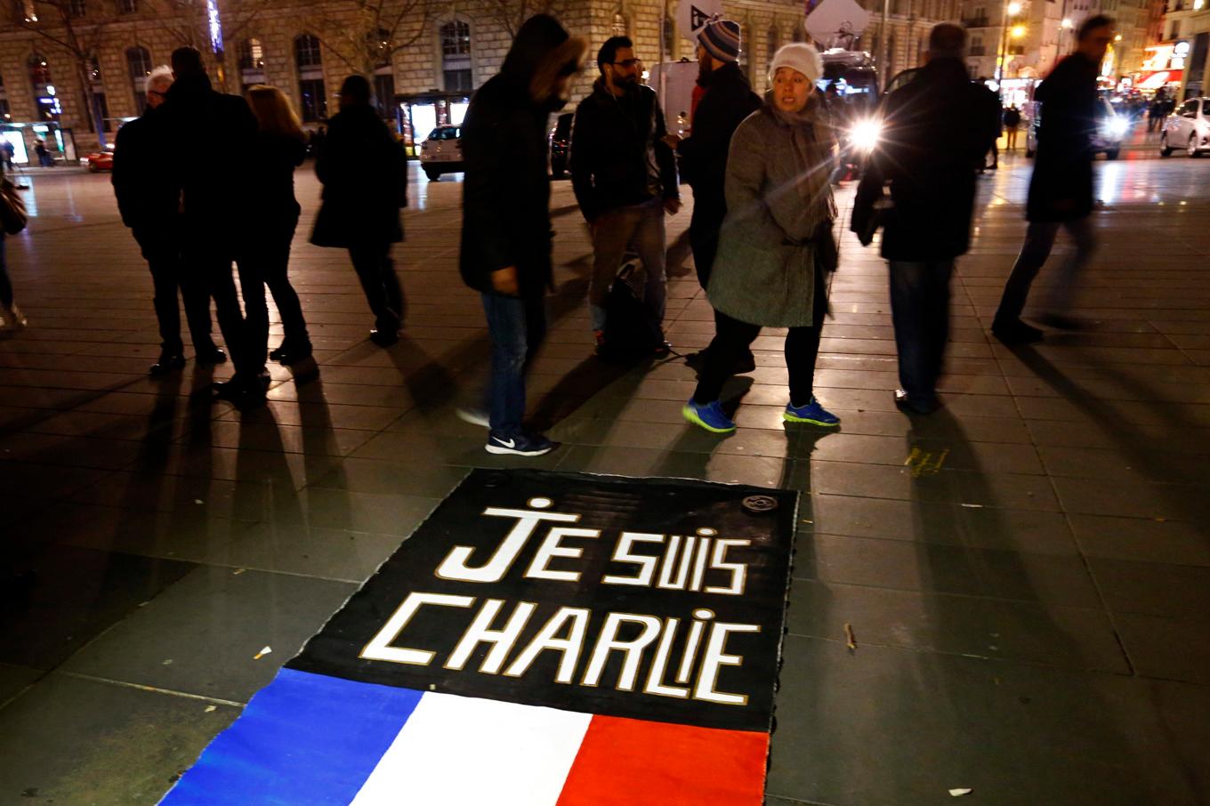 Massakern på Charlie Hebdos redaktion utlöste en våg av sympati i Frankrike. Begreppet "Je suis Charlie", "Jag är Charlie", myntades bara timmar efter attentatet. Arkivbild. Foto: Francois Mori/AP/TT