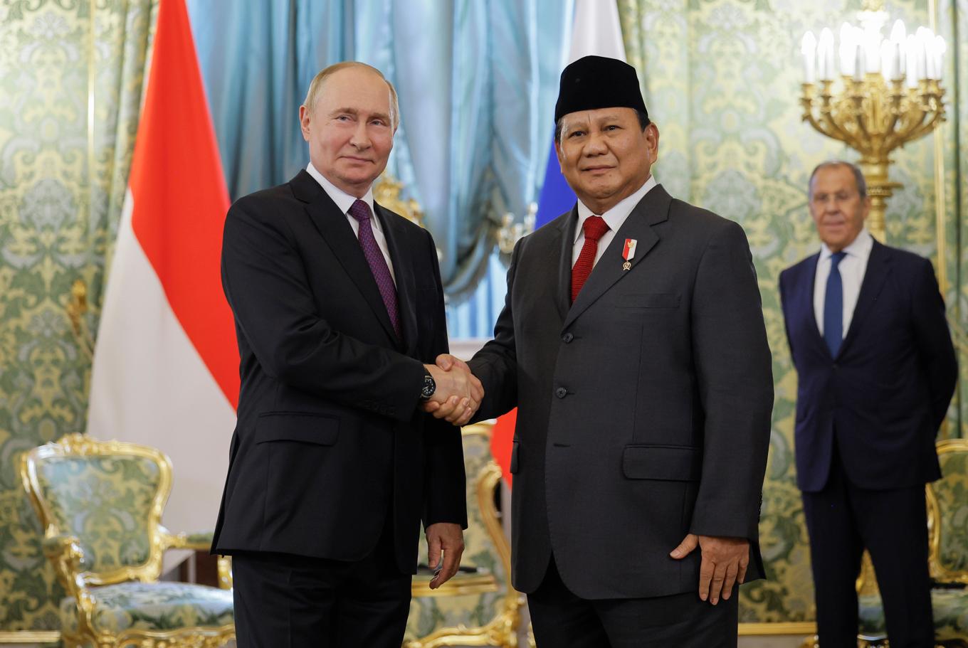 Ryske värden, president Vladimir Putin, hälsar på Indonesiens president Prabowo Subianto vid förra årets toppmöte för Bricsländer. Arkivbild. Foto: Maxim Shemetov/Pool via AP/TT