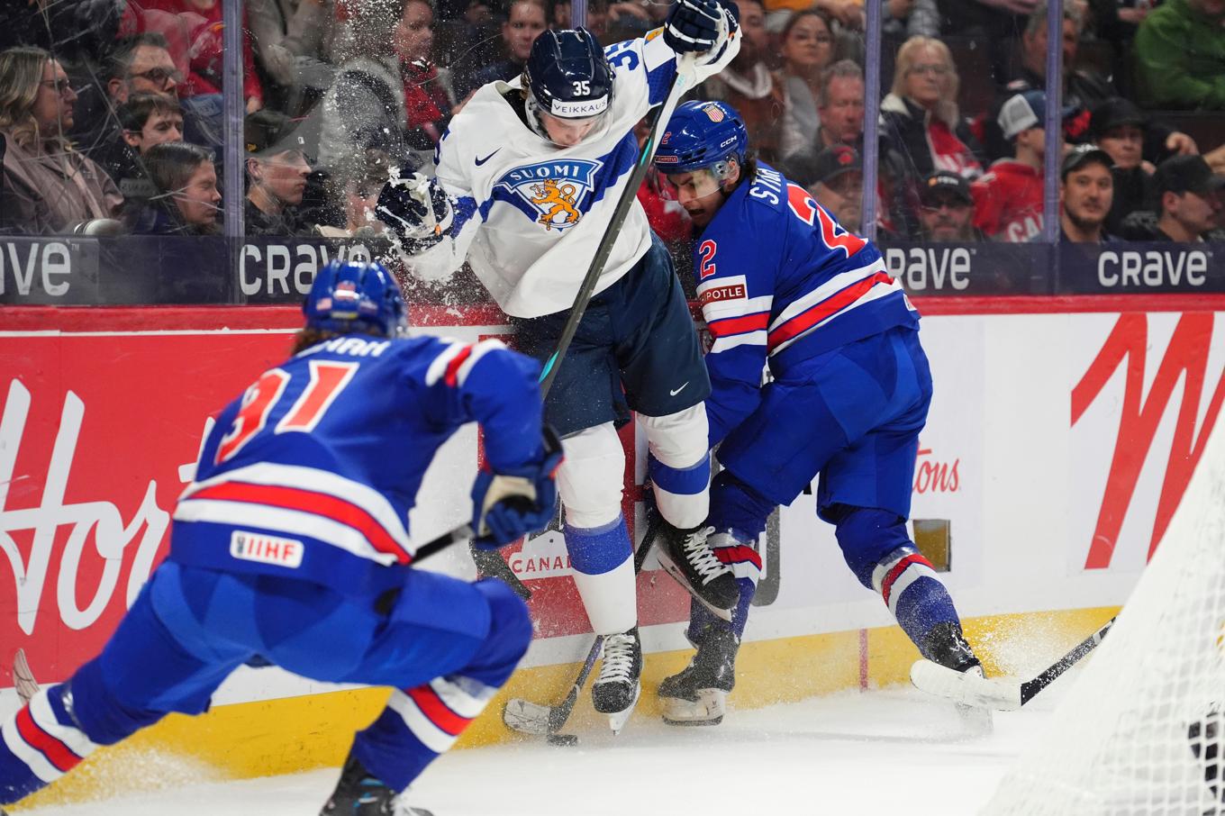 Finlands back Arttu Tuhkala tampas med USA:s forward Teddy Stiga i finalen i junior-VM. Foto: Sean Kilpatrick/Canadian Press via AP/TT