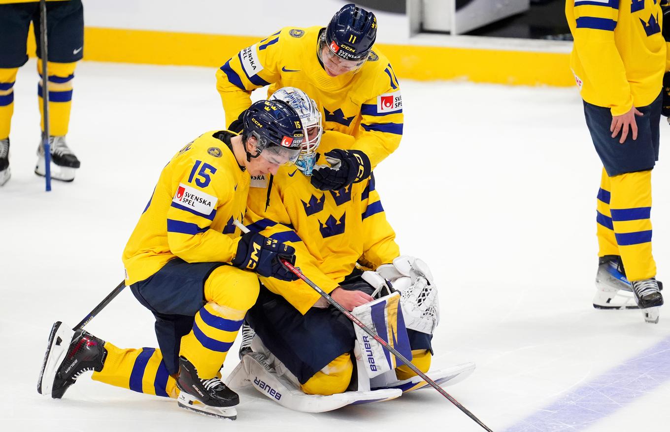 Svenske målvakten Marcus Gidlöf, som länge höll Sverige kvar i straffläggningen, tröstas av David Edstrom och Zeb Forsfjäll efter det tappade bronset mot Tjeckien. Foto: Sean Kilpatrick/Canadian Press via AP/TT